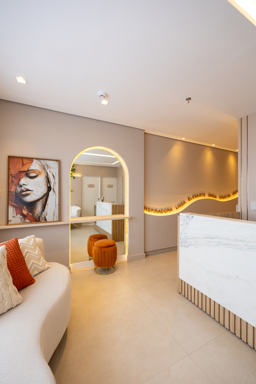 Detalhe de marcenaria e iluminação sofisticada